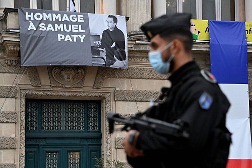 Nach dem Mord an Samuel Paty beklagten Lehrerinnen und Lehrer in Frankreich sich über unzureichenden Schutz gegen Bedrohungen (Archivbild). - © Pascal Guyot/AFP/dpa