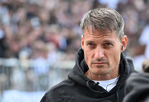 Erwartete nach der Stuttgart-Niederlage eine Reaktion seiner Mannschaft: St. Paulis Trainer Alexander Blessin - © Carmen Jaspersen/dpa