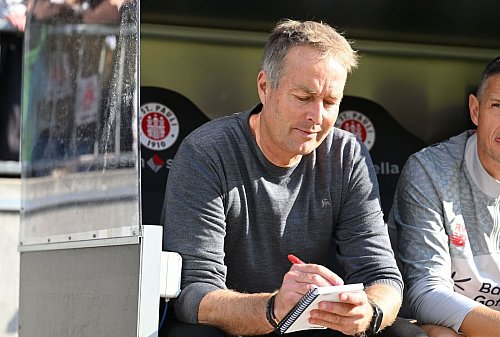 Hatte viel zu notieren: Bayer-Trainer Kasper Hjulmand - © Carmen Jaspersen/dpa