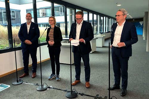 Den Verhandlern von BSW, CDU und SPD sieht man den Stress der vergangenen Tage an. - © David Hutzler/dpa