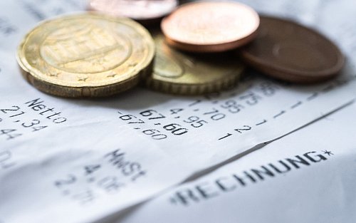 Die Inflationsrate hielt sich zuletzt über der Marke von zwei Prozent. Höhere Teuerungsraten schmälern die Kaufkraft der Menschen. (Symbolbild) - © Marijan Murat/dpa