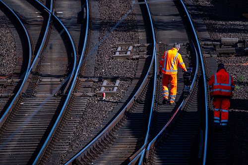 Die Bundesregierung will Milliarden in Straßen, Schienen und Verteidigung investieren. (Symbolbild) - © Jens Büttner/dpa