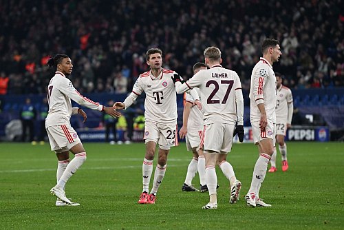 Den Bayern gelang auf Schalke der dritte Königsklassen-Sieg in Serie - © David Inderlied/dpa
