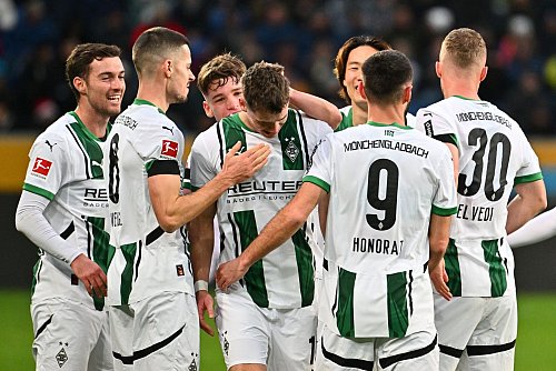 Philipp Sanders (M) erstes Bundesliga-Tor für die Borussia. - © Jan-Philipp Strobel/dpa