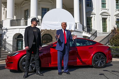 Der Präsident mach Reklame für Tesla. - © -/Pool/AP/dpa