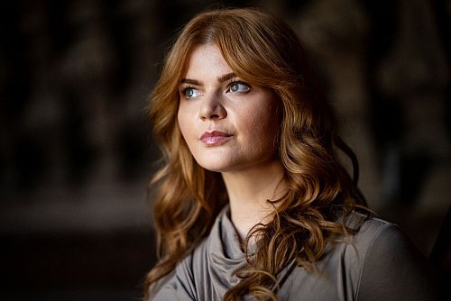 Sophie Passmann ist mit ihrem Bühneauftritt Teil des prominent besetzten Festivalprogramms. (Archivbild) - © Fabian Sommer/dpa