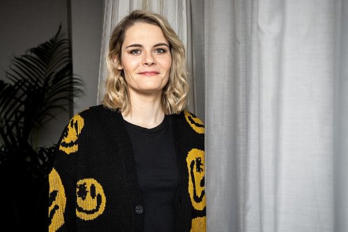 Hazel Brugger kommt gemeinsam mit Thomas Spitzer für eine Live-Podcast-Aufnahme nach Köln. (Archivbild) - © Hannes P Albert/dpa