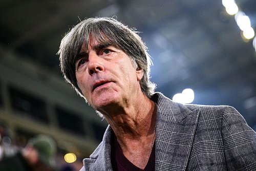 Joachim Löw stellt sich auf der Lit.Cologne Fragen rund um Fußball, Führung und Weltmeistertitel. (Archivbild) - © Tom Weller/dpa