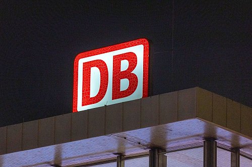 In den Bauzeiten gibt es ein angepasstes Zugangebot und Busse im Regionalverkehr. (Symbolbild) - © Thomas Banneyer/dpa