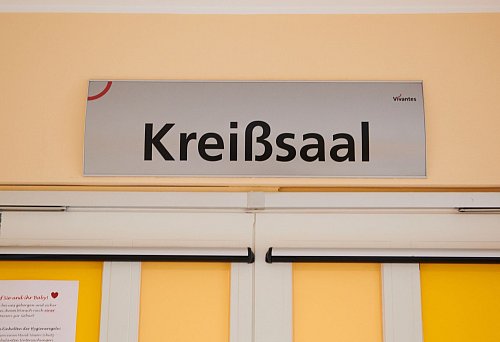 Die Zahl der Geburtsabteilungen in NRW-Krankenhäusern ist rückläufig (Foto-Illustration) - © Annette Riedl/dpa