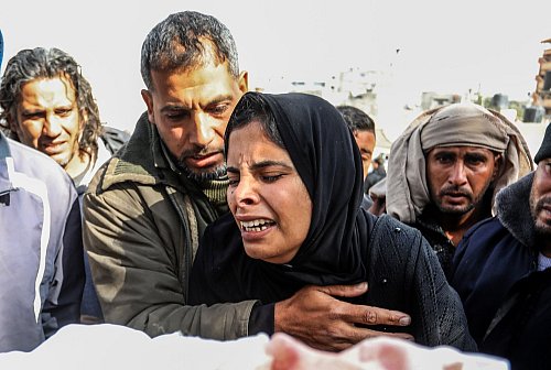 Eine Mutter trauert um ihr dreijähriges Kind, das bei einem nächtlichen Bombardement Israels im Gazastreifens getötet wurde. - © Abed Rahim Khatib/dpa
