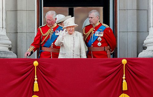 Andrew (r.) galt als Lieblingssohn der - inzwischen verstorbenen - Queen. (Archivbild) - © Frank Augstein/AP/dpa