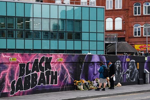 Fans trauern auch an einem Black-Sabbath-Wandbild in Birmingham. - © Jacob King/PA Wire/dpa