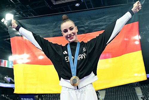 Sie strahlte über Olympia-Gold in der Rhythmischen Sportgymnastik: Darja Varfolomeev. - © Sina Schuldt/dpa