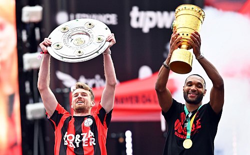 Double-Sieger: Meisterschale und DFB-Pokal holten sich in diesem Jahr die Fußballprofis von Bayer Leverkusen um Torwart Lukas Hradecky (l) und Abwehrchef Jonathan Tah. - © Marius Becker/dpa