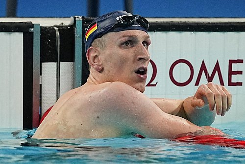 Im Wasser zu Hause: Schwimm-Olympiasieger Lukas Märtens. - © Michael Kappeler/dpa