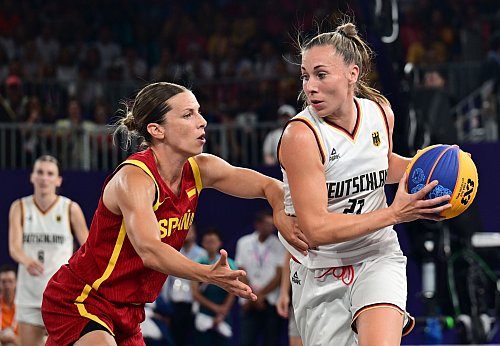 Svenja Brunckhorst holte mit den 3x3-Basketballerinnen Gold in Paris. - © Sina Schuldt/dpa