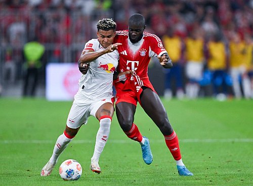 Antonio Nusa (l), hier im Zweikampf mit Dayot Upamecano, traf zum 1:4 für Leipzig. Aber das Tor zählte im Nachhinein doch nicht. - © Sven Hoppe/dpa