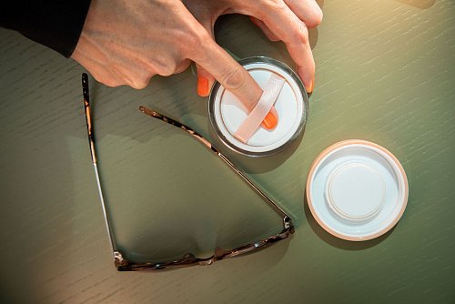 Schritt 1: Das transparente Puder mit Puderquaste aufnehmen. - © Christin Klose/dpa-tmn
