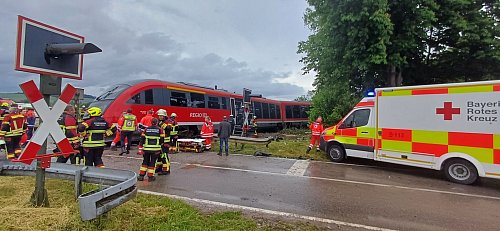 Warum es zu dem Zusammenstoß zwischen einer Regionalbahn und einem Lastwagen kam, war zunächst noch unklar. - © Helmuth Riedl/Zema Medien/dpa