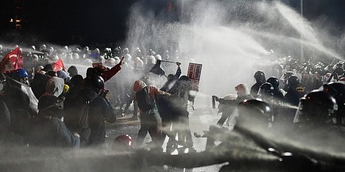 Bei den Protesten in Istanbul setzte die Polizei am Sonntagabend auch Wasserwerfer ein. - © Francisco Seco/AP/dpa