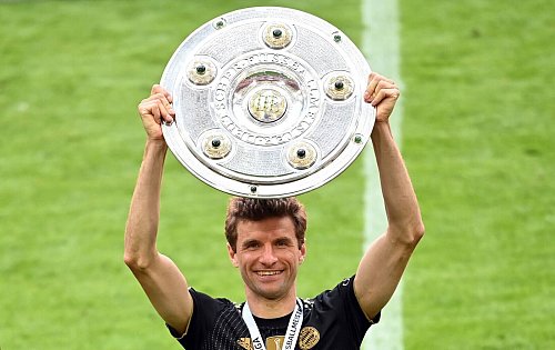 Thomas Müller hofft zum Bayern-Abschied auf die 13. Meisterschale. - © Sven Hoppe/dpa-Pool/dpa