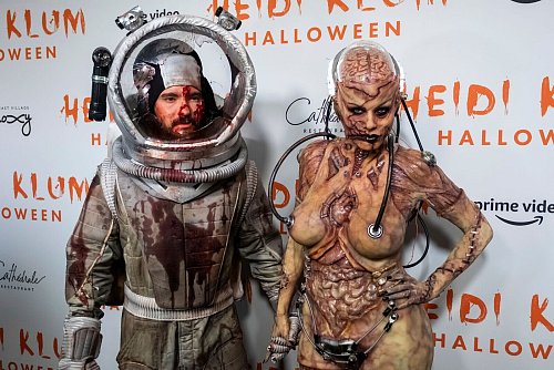 Heidi Klum (rechts) und ihr Mann Tom Kaulitz im Halloween-Kostüm 2019. (Archivbild) - © Charles Sykes/Invision/dpa