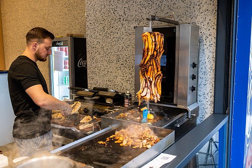 300 bis 400 Döner gehen pro Tag über den Tresen. - © Philipp von Ditfurth/dpa