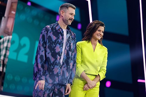 Jochen Schropp und Marlene Lufen führen wie in den vergangenen Jahren durch die neue Staffel «Promi Big Brother» - © Thomas Banneyer/dpa