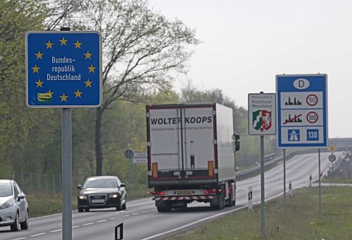 Die Logistikbranche fürchtet wirtschaftliche Folgen durch die Grenzkontrollen, etwa durch Staus und Wartezeiten. (Archivfoto) - © Oliver Berg/dpa