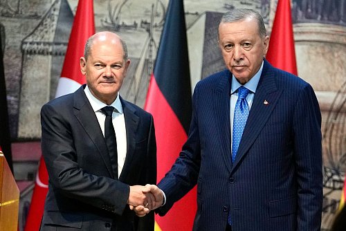 Bundeskanzler Olaf Scholz (SPD) und der türkische Präsident, Recep Tayyip Erdogan, trafen sich im Oktober in Istanbul. (Archivbild) - © Khalil Hamra/AP/dpa