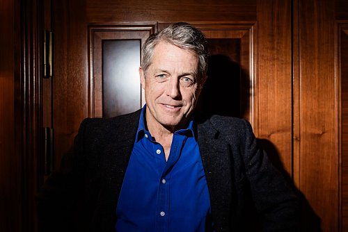 Mit seinem Hundeblick galt Hugh Grant früher als Frauenschwarm, so wie in der Romanze «Notting Hill». (Archivbild) - © Christoph Soeder/dpa