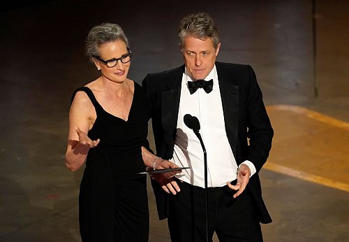 Andie MacDowell und Hugh Grant fast 30 Jahren nach «Vier Hochzeiten und ein Todesfall» (Originaltitel: Four Weddings and a Funeral) - bei den Oscars 2023. - © Chris Pizzello/Invision/AP