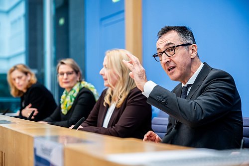 Bundesbildungsminister Özdemir und die Landesministerinnen Streichert-Clivot, Hubig und Prien verkünden die Einigung. - © Michael Kappeler/dpa