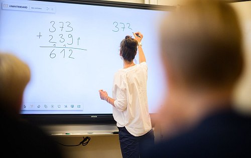 Digitale Tafeln gehören in vielen Schulen zum Alltag. (Archivbild) - © Julian Stratenschulte/dpa