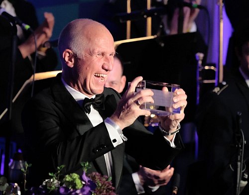 Kappeler erhielt den Preis am Abend beim Bundespresseball im Berliner Hotel Adlon - © Carsten Koall/dpa