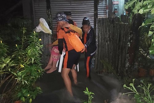 Tausende Menschen mussten aus ihren Häusern evakuiert werden. - © Uncredited/Philippine Coast Guard/AP/dpa