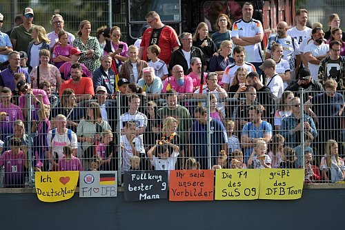 Volksfeststimmung beim öffentlichen Training im Paul-Janes-Stadion. - © Federico Gambarini/dpa