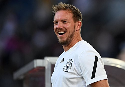 Julian Nagelsmann hat Spaß bei seinem höchsten Sieg als Bundestrainer. - © Fabian Strauch/dpa