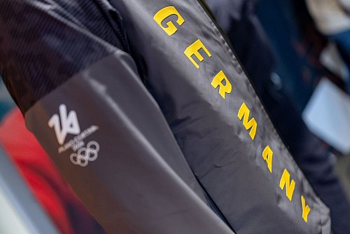 Die deutschen Athleten sind für Olympischen und Paralympischen Winterspiele 2026 eingekleidet worden. - © Daniel Karmann/dpa