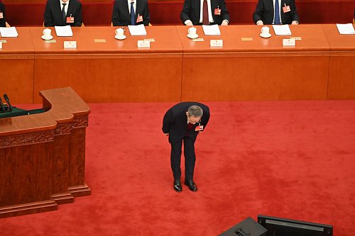 Ministerpräsident Li Qiang gab im Arbeitsbericht der Regierung ein Wachstumsziel von rund fünf Prozent bekannt. - © Johannes Neudecker/dpa