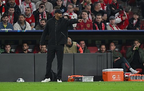 Vincent Kompany durfte sich am Tag nach seiner Vertragsverlängerung über den erhofften Sieg gegen seine Landsleute freuen. - © Sven Hoppe/dpa