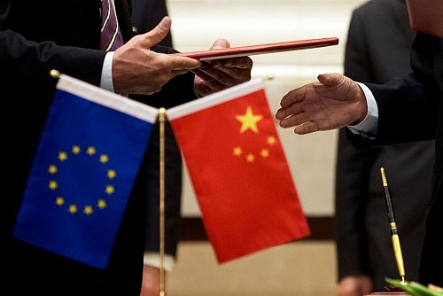 Annäherung nach Jahren des Streits? China hebt nach Angaben des Europäischen Parlaments Sanktionen auf. (Symbolbild) - © Andy Wong/AP/dpa