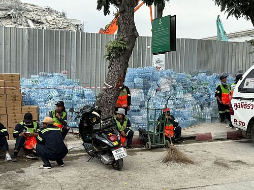 Für Angehörige und Helfer steht überall Wasser bereit - die Temperaturen sind fast unerträglich. - © Carola Frentzen/dpa