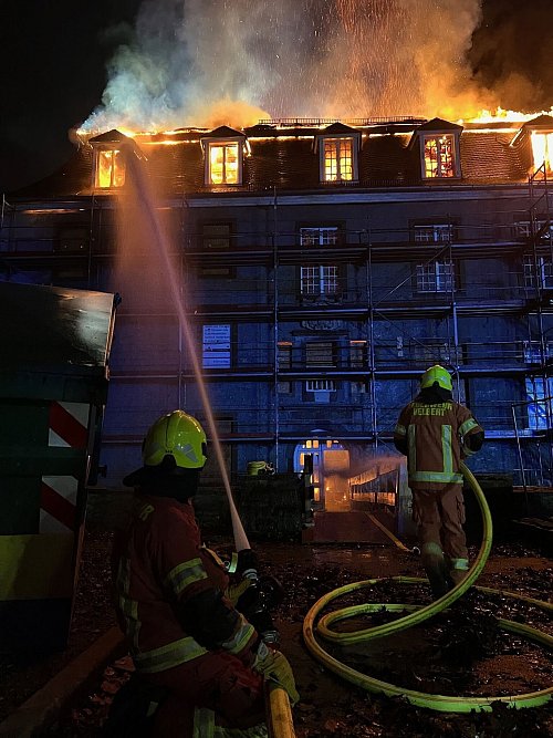 Flammen schlagen aus dem Dachstuhl des Schlosses Hardenberg. - © Marcel Borowski/dpa