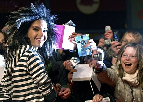 Bill Kaulitz 2007 in Berlin mit begeisterten Fans. - © picture-alliance/ dpa