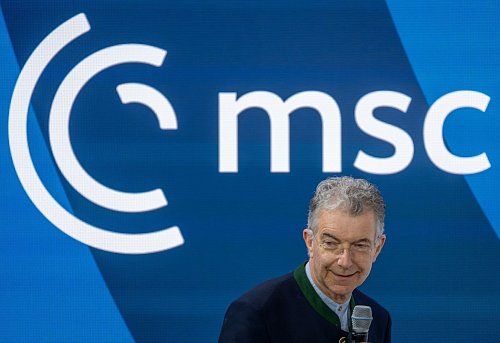 Emotionaler Abschied: Christoph Heusgen kamen bei seinem Abschied auf der MSC-Bühne die Tränen. - © Peter Kneffel/dpa