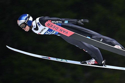 Skispringer Wellinger kommt wieder ins Fliegen. - © Hendrik Schmidt/dpa
