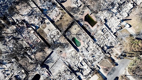 Etliche Wochen nach den Feuern wurden noch menschliche Überreste gefunden. - © Noah Berger/FR34727 AP/dpa