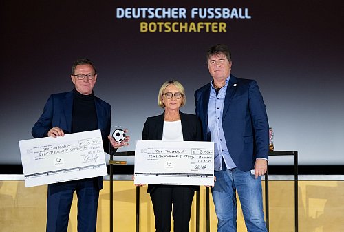 Ralf Rangnick, Heidi Beckenbauer und Vereinsgründer Roland Bischof bei der Auszeichnung des deutschen Fußball-Botschafters in München. - © Sven Hoppe/dpa